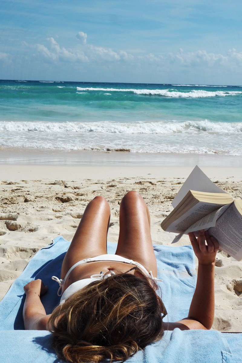 beach-reading-tulum